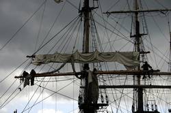 The Kaskelot - Rigging the sails