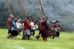 Roundhead pike men advance